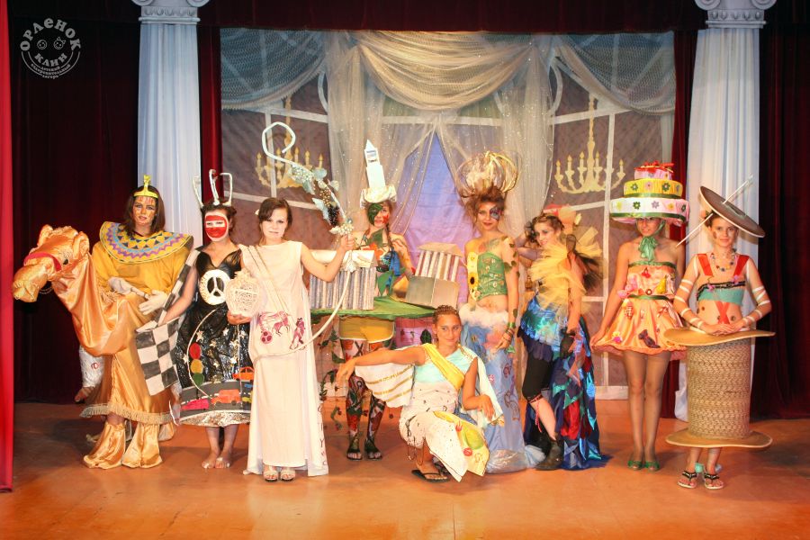 Дети на сцене в театре лагеря Орленок