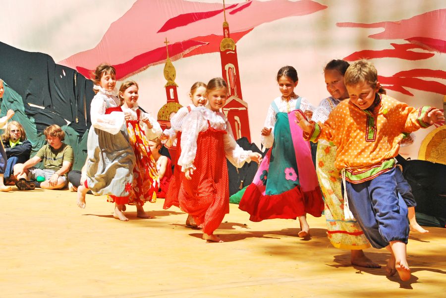 Дети на сцене в театре лагеря Орленок