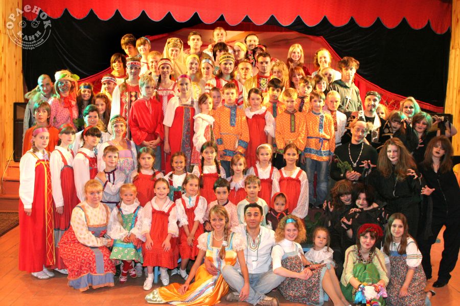 Дети на сцене в театре лагеря Орленок