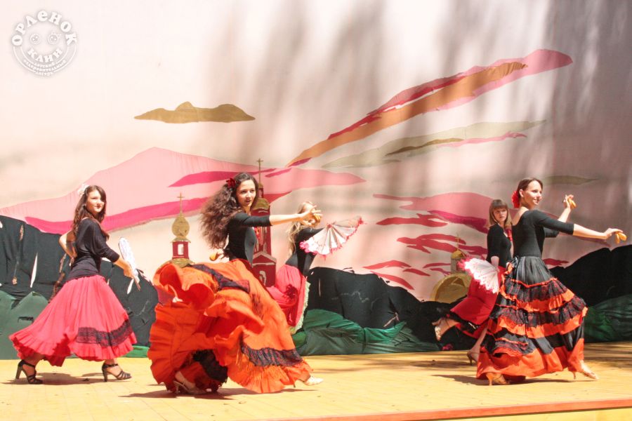 Дети на сцене в театре лагеря Орленок